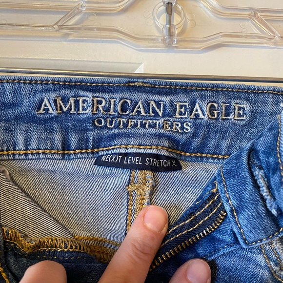American Eagle AEO stretch distressed denim shorts with lace pockets size 4.. - Picture 5 of 7